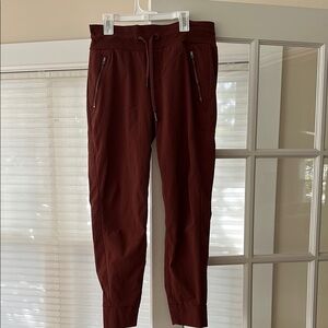 Stylish Athleta Jogger Pants with Back Pocket